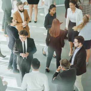 Mehrere Geschäftspersonen in formeller Kleidung stehen zusammen