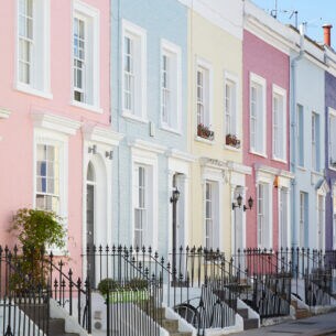 Mehrere Reihenhäuser mit bunten Fassaden.