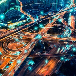 Eine Straßenkreuzung bei Nacht.