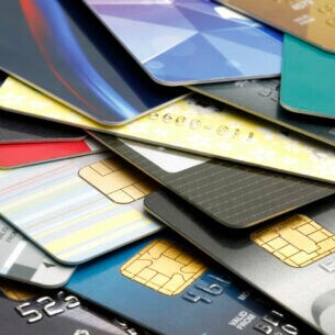 Unterschiedliche Kreditkarten übereinandergelagert.