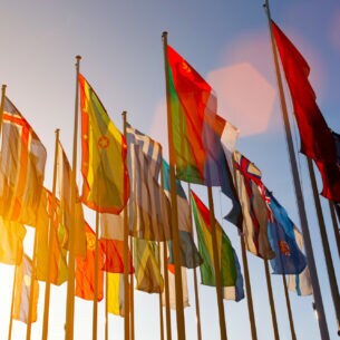 Mehrere Flaggen unterschiedlicher Länder zusammen aufgereiht.