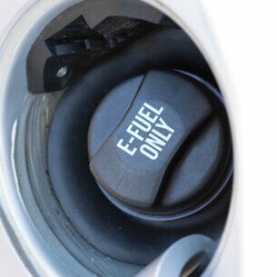 Ein Tank eines Fahrzeugs mit der Aufschrift E-Fuel only.