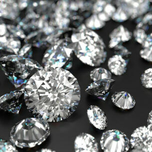 Zahlreiche Diamanten, oder als solche anmutende, mit Brillantschliff auf schwarzem Hintergrund.