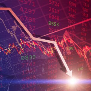 Aktiencharts, über die ein roter, nach unten weisender Pfeil illustriert ist.
