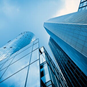 Glasfassaden von Hochhäusern aus der Froschperspektive.