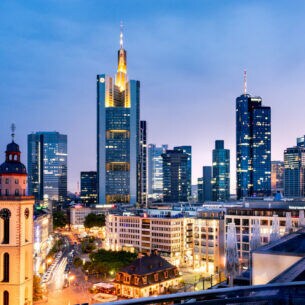Frankfurter Skyline bei Dämmerung.