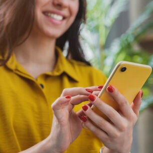 Eine Person sucht etwas auf ihrem Smartphone.