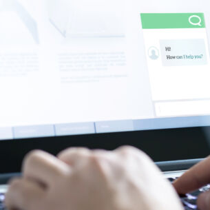 Bild: Hände die auf einer Tastatur tippen