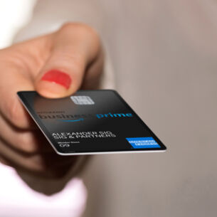 Nahaufnahme einer Frau, die eine Kreditkarte in der Hand hält.