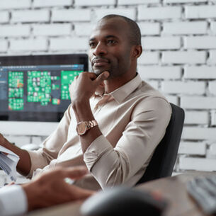 Mann sitzt und denkt.