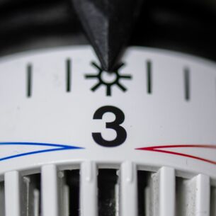 Das Thermostat einer Heizung steht auf Stufe drei. (zu dpa: «Jede dritte Kommune hat mit Wärmeplanung begonnen»)