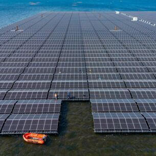 Auf dem Cottbuser Ostsee, einem gefluteten ehemaligen Braunkohletagebau, wird derzeitig eine große Floating-PV-Anlage der LEAG Lausitz Energie Bergbau AG errichtet (Luftaufnahme mit einer Drohne). (zu dpa: «Experten sehen Forschungsbedarf für PV-Anlagen auf dem Meer»)