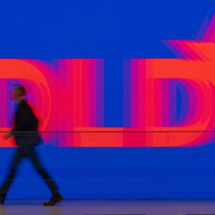 Ein Besucher der Konferenz «Digital Life Design» (DLD) geht am Logo «DLD» vorbei. Auf der Konferenz wird über Internet-Trends und Entwicklungen der Digitalisierung diskutiert. (zu dpa: «Experte: Stehen erst am Beginn der KI-Entwicklung»)