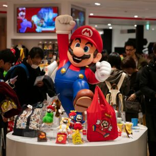 Eine Super Mario-Figur steht in Nintendos offiziellem Laden im Shibuya-Distrikt von Tokio auf einem Ausstellungstisch. Super Mario ist eine der bekanntesten Figuren von Nintendo. (zu dpa: «Nintendo zeigt Ausblick auf neue Spielekonsole Switch 2»)
