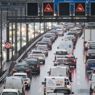 Autos in dichtem Verkehr auf der A100. Der durchschnittliche Fahrzeugbesitzer war vergangenes Jahr wieder mehr unterwegs. (zu dpa: «Autobesitzer fahren zum ersten Mal seit 2018 wieder mehr»)