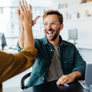 Blogbild: Mitarbeitende schlagen sich gegenseitig ein