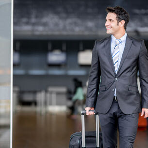 Blogbild: Mann kommt aus Flughafen