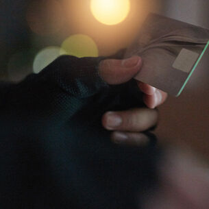 Blogbild: Hacker hält Kreditkarte