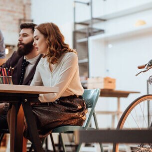 Blogbild: Junge Mitarbeitendeschauen zsm auf einen Bildschirm