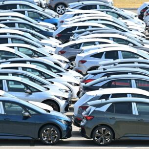 Neue Elektroautos der verschiedenen VW Konzernmarken parken auf einem Platz im Volkswagen Werk in Zwickau. Im Zwickauer Werk gibt es am selben Tag eine Betriebsversammlung. Europas größter Autobauer hatte angekündigt, angesichts der sich zuspitzenden Lage den eingeschlagenen Sparkurs bei der Kernmarke VW noch einmal zu verschärfen. Auch Werkschließungen in Deutschland und betriebsbedingte Kündigungen werden nicht länger ausgeschlossen. (zu dpa: «Deutlich mehr Elektroautos zugelassen»)