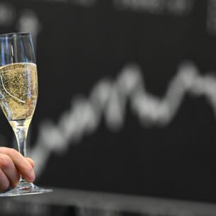 Bild: Glas Sekt vor steigendem Graph