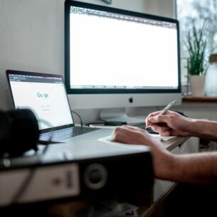 Artikelbild: Person im Homeoffice