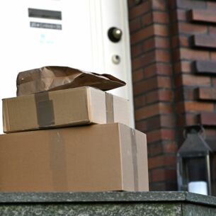 Bild: Pakte vor einer Haustür