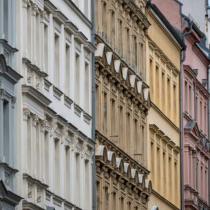 Blick auf sanierte Fassaden der Altbauwohnungen im Berliner Bezirk Prenzlauer Berg. (zu dpa: «Steigende Mieten locken Kapitalanleger in Immobilienmarkt»)