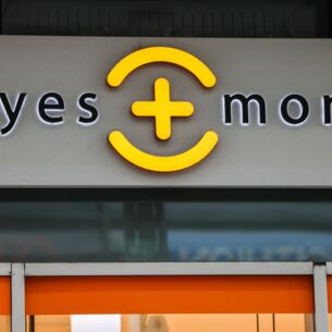 Ein Logo an der Filiale der Optikerkette Eyes and More. Die Optikerkette Eyes and More will 150 neue Filialen in Deutschland eröffnen. (zu dpa: «Optikerkette Eyes and More plant 150 neue Filialen bis 2029»)