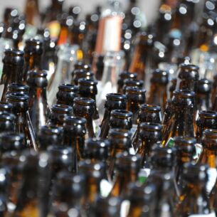 Eine große Ansammlung von Pfandflaschen steht auf dem Oktoberfest in München (Bayern). (Illustration zu "Bundesgerichtshof befasst sich erneut mit Flaschenpfand") (zu dpa: «Pfandtourismus macht Druck auf deutsche Brauer»)