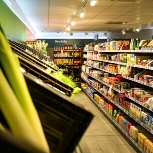 Blick in den Tante-Enso-Laden in Wörlitz. Vollautomatisierte Lebensmittelgeschäfte ohne Personal dürfen in Sachsen-Anhalt unter bestimmten Bedingungen auch an Sonn- und Feiertagen öffnen. (zu dpa: «Geschäfte ohne Personal machen Kunden neugierig»)