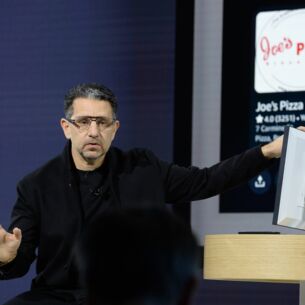 Amazons Gerätechef Panos Panay stellt die neue Sprachassistentin Alexa vor, die sich mit Nutzern unterhalten kann. (zu dpa: «Amazon macht Alexa zum personalisierten KI-Chatbot»)