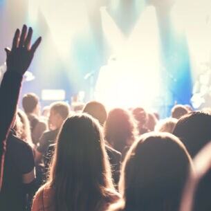 Artikelbild: Konzert mit Lichtershow und jubelten Armen