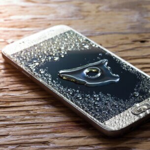 Artikelbild: Handy mit Wasserschaden