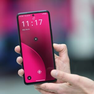 Claudia Nemat, Technik-Vorständin der Deutsche Telekom, zeigt das neue KI-Phone der Deutschen Telekom. (zu dpa: «Telekom bringt Smartphone ohne sichtbare Apps auf den Markt»)