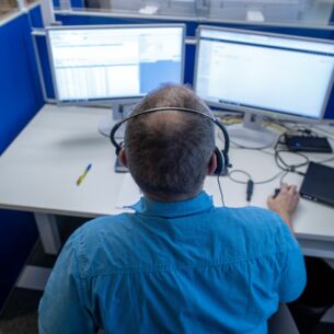 Im Corona-Callcenter für Mecklenburg-Vorpommern nimmt Mitarbeiter Matthias Schmidt Anfragen entgegen. Über die Callcenter können sich Bürger über Impftermine und Schutzmaßnahmen gegen Corona erkundigen. (zu dpa: «Wie Künstliche Intelligenz das Callcenter-Geschäft verändert»)