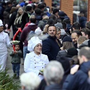 Menschen warten auf Einlass ins Lindt-Museum, wo eine auf 500 Stück limitierte Auflage der Dubai-Schokolade verkauft wird. (zu dpa: «Tiramisu- und Dubai-Schokolade beflügeln Lindt &amp; Sprüngli»)