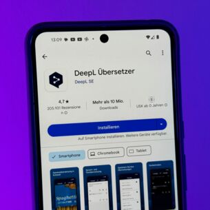 Die App DeepL Übersetzer im Play Store ist auf einem Google Pixel 8 Pro zu sehen. DeepL hat eine neuartige