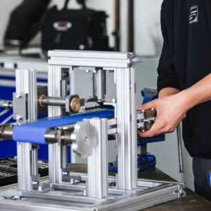 Blogartikelbild: Arbeitsvorgang in einer Maschinenenbau Produktionswerkstatt