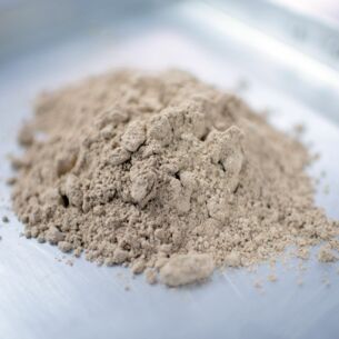 Mehl aus getrockneten Hausgrillen wird für das Verpacken vorbereitet. (zu dpa: «Insekten in Lebensmitteln: Nische oder Trend?»)