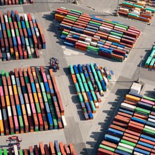 Das Luftbild zeigt zahlreiche Container auf dem Gelände eines Containerterminals im Hamburger Hafen. (zu dpa: «IfW Kiel rechnet 2026 mit stärkerem Wirtschaftswachstum»)