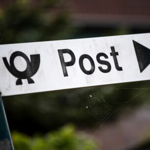 Die Deutsche Post hat ihre Pflicht zu gut erreichbaren Filialen in allen größeren Gemeinden und Städten zuletzt wieder besser erfüllt. (zu dpa: «Automaten gelten erstmals als Postfilialen»)