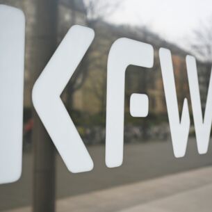 Das Logo der KfW Bankengruppe steht vor der Zentrale der Bank auf einer Stele. (zu dpa: «Mehr Menschen wagen Schritt in Selbstständigkeit»)