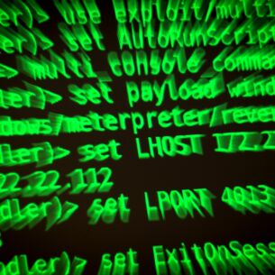 leuchten auf einem Bildschirm, auf dem ein Hacker-Programm geöffnet ist. (zu dpa: «Google kauft Sicherheitsfirma Wiz für 32 Milliarden Dollar»)