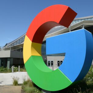 Das Logo von Google ist an einem Gebäude der Konzernzentrale in Mountain View zu sehen. Google hat einen neuen interaktiven Bereich seines KI-Systems Gemini vorgestellt. (zu dpa: «Google baut KI-Software Gemini weiter aus»)