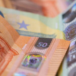 Euro-Banknoten liegen auf einem Tisch. (zu dpa: «EU-Kommission will Investieren für alle leichter machen»)