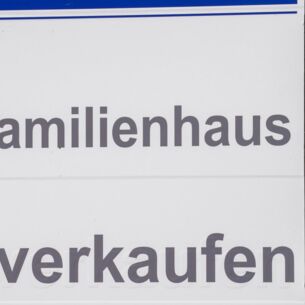 «Einfamilienhaus zu verkaufen» steht auf einem Verkaufsschild vor einem Haus. (zu dpa: «Makler Von Poll Immobilien steht zum Verkauf»)