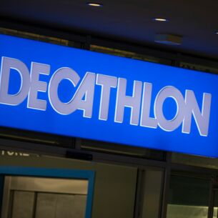 Das Logo der Handelskette Decathlon ist an der Fassade über dem Eingang zu einem Decathlon-Geschäft angebracht. (zu dpa: «Decathlon zieht in Galeria-Filialen ein»)