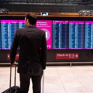 Ein Mann steht bei Warnstreiks von Verdi am Hauptstadtflughafen Berlin-Brandenburg BER vor der Anzeige mit gestrichenen Flügen. Beim Amtsgericht Königs Wusterhausen, das für den Hauptstadtflughafen BER zuständig ist, landen immer mehr Klagen gegen Airlines. Die Kunden verlangen meist Entschädigungen für ausgefallene oder verspätete Flüge. (zu dpa: «Neues Onlineportal für Klagen von Fluggästen»)