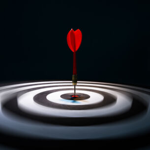 Artikelbild Dart in der Mitte der Dartscheibe